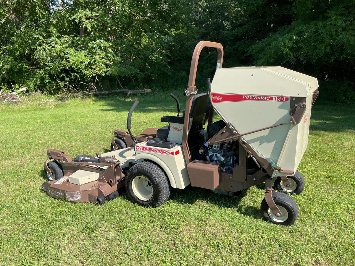 Grasshopper mower with grass collector stock 8355