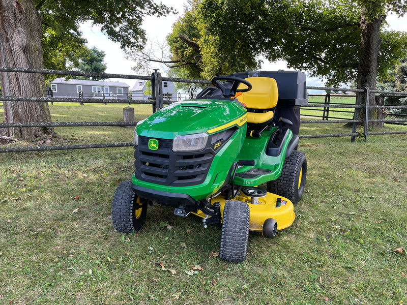 LIKE NEW 2022 John Deere S130 48" w Bagger - Stock